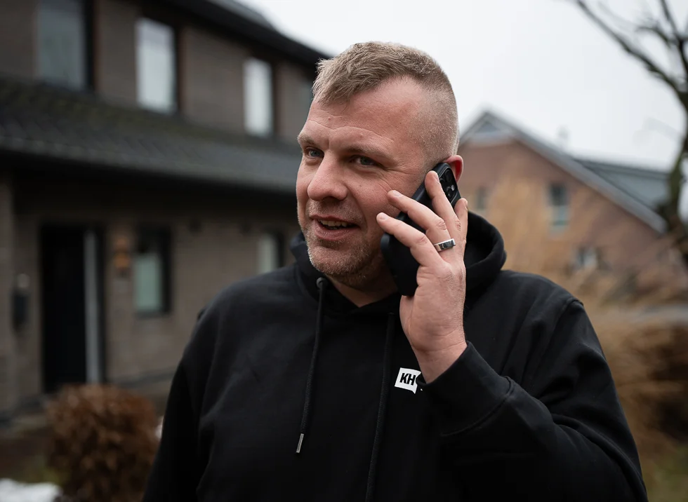 Hauke telefoniert mit einem Handwerker