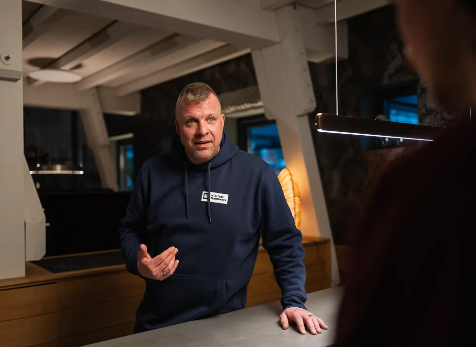 Hauke im Gespräch bei einem Betriebsbesuch